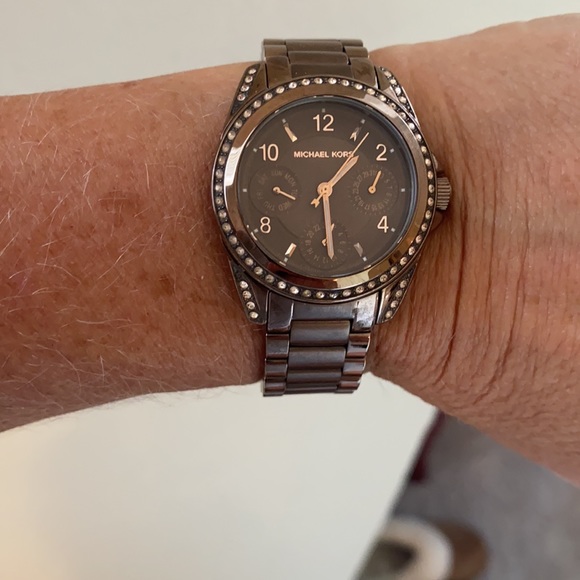 Like new Michael Kors Chronograph brown watch. - Picture 3 of 5